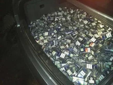 Закарпатські митники виявили в колесах автівки цигарки