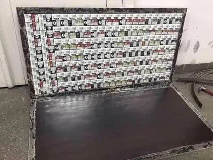 Закарпатські митники виявили понад 500 пачок контрабандних сигарет, прихованих у столах