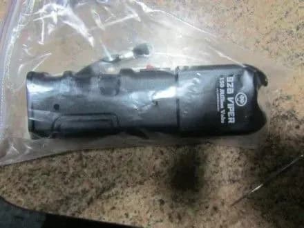 Чоловік у балаклаві з електрошокером напав на перехожого у Києві