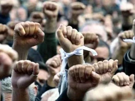 Під стінами Запорізької ОДА та мерії розпочався мітинг лікарів "швидкої"