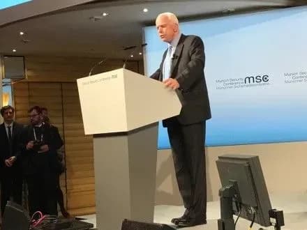 Росіяни вбивають українців щодня - Дж.Маккейн