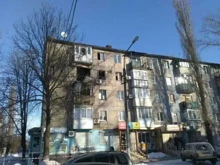 Після обстрілу бойовиків п'ятиповерхівка в Авдіївці опинилася під загрозою руйнування