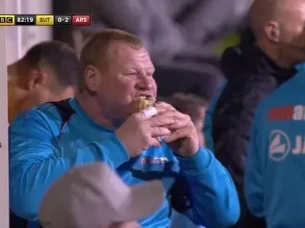 Запасний голкіпер “Саттон Юнайтед” повечеряв під час 1/4 фіналу Кубку Англії