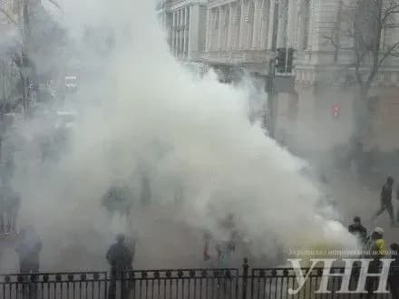 Под стенами ВР бросили дымовую шашку