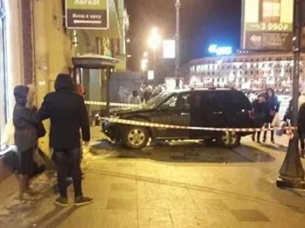 У Петербурзі позашляховик в'їхав у натовп пішоходів на тротуарі