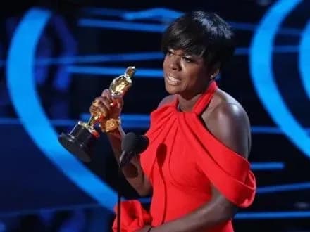 В.Девис получила премию "Оскар" за лучшую женскую роль второго плана