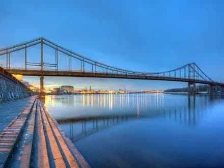 Юноша упал с пешеходного моста в Киеве