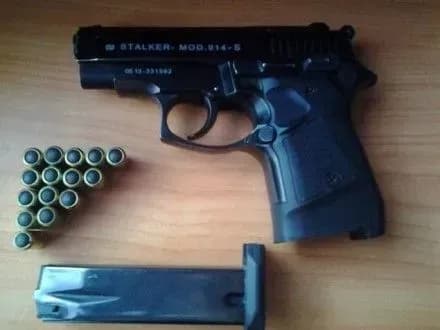 Хуліган влаштував стрілянину в готелі в передмісті Львова