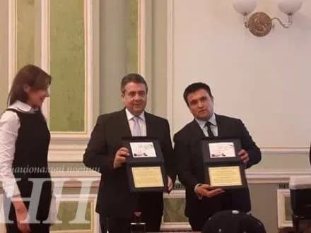 Голови МЗС України та Німеччини погасили поштову марку до 25-річчя дипвідносин