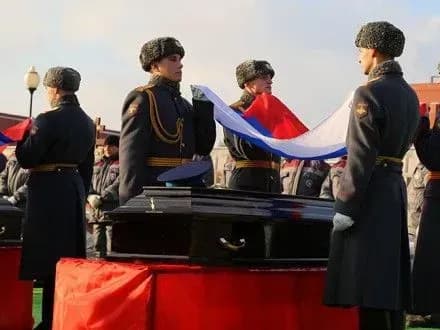 Міноборони РФ закупить 49 тисяч прапорів для накривання домовин