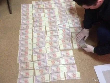 Слідчого поліції затримали на хабарі у Запоріжжі