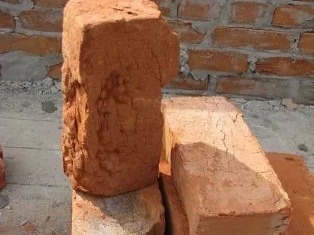 Дівчинку на Дніпропетровщині вбило цеглиною з даху