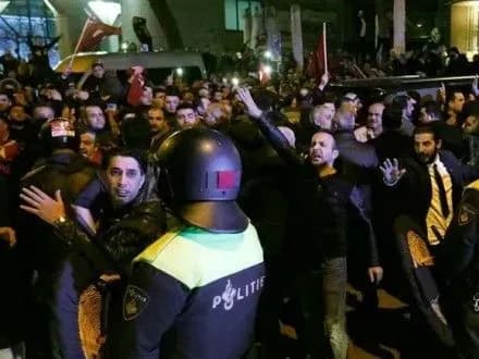Внаслідок протестів у Роттердамі 7 поліцейських травмовано