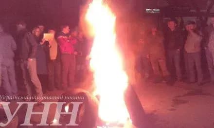 У Вінниці під приміщенням СБУ спалюють шини