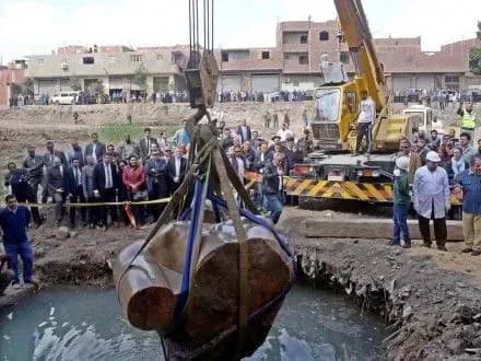 Статую фараона підняли з болота в Єгипті
