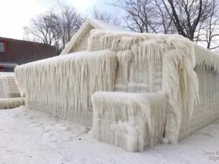 У США будинок перетворився на крижану скульптуру