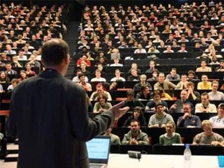 Більшість українців не вважають, що вища освіта дає перспективу хорошої роботи