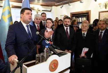 В.Гройсман в Анкарі взяв участь у відкритті фотовиставки, присвяченої роковинам окупації Криму