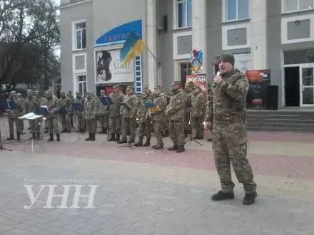 Флешмоб до Дня добровольця влаштували військові музиканти на Хмельниччині