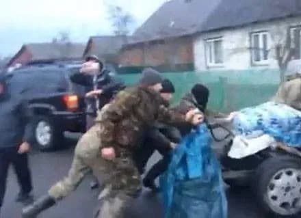 Рівненські бурштинокопачі погрожували поліції розправою