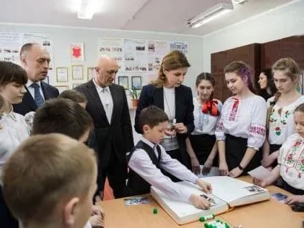 М.Порошенко разом з дітьми бійців АТО на Полтавщині вписала нові сторінки до “Книги Миру”