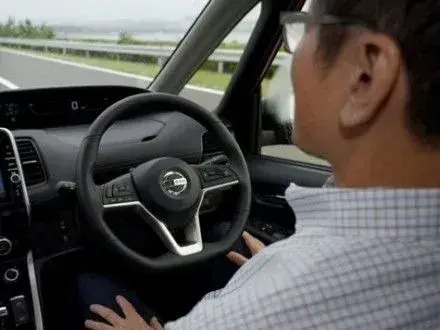 Літніх японців закликали обміняти водійські права на здешевлення ритуальних послуг