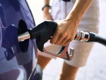 Отсрочка МВФ украинского вопроса может "подкосить" гривну и сказаться на стоимости топлива - эксперт