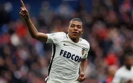 Четвертьфиналист Лиги чемпионов "Монако" удержал лидерство во французском чемпионате