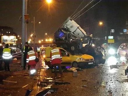 Одна людина загинула в ДТП біля станції метро у Києві