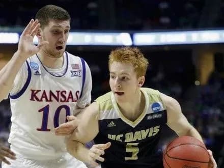 С.Михайлюк допоміг "Канзасу" вийти в 1/8 фіналу NCAA