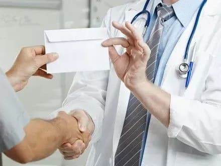 За хабар на Хмельниччині судитимуть головного лікаря психлікарні