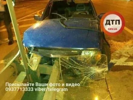 Пьяная ДТП под Киевом: авто влетело в отбойник