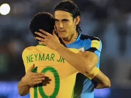 Хет-трик Паулинью помог Бразилии разгромить Уругвай