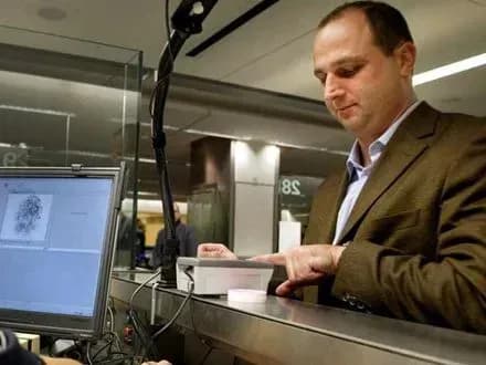 США запровадять суворі правила для в'їзду громадян більшості країн