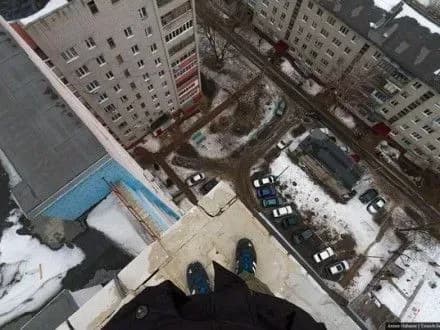 Із одеської багатоповерхівки випала любителька селфі
