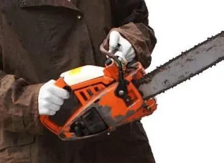 У Рівному чоловік напав на сусідів з бензопилою