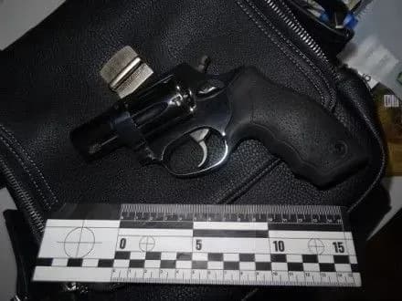 Чоловіка із револьвером затримали біля дитячого майданчику у Києві