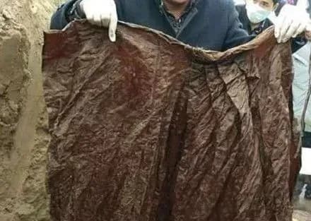 Будівельники у Китаї відкопали кришталеві труни із муміями