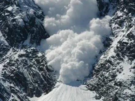 Кількість загиблих під лавиною в Японії зросла до восьми осіб