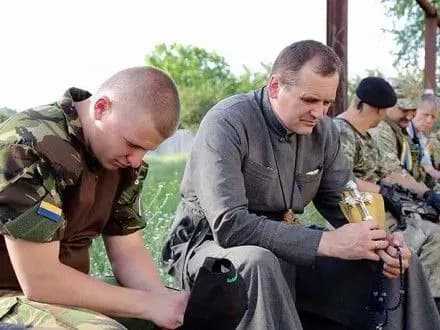 П.Порошенко: в Нацгвардии введен в действие институт военного духовенства