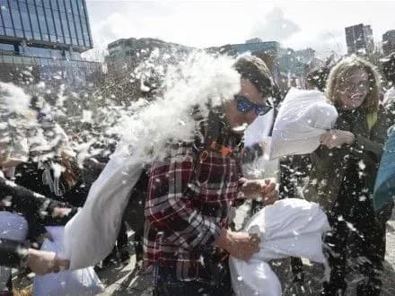 Традиційна боротьба подушками пройшла у Канаді