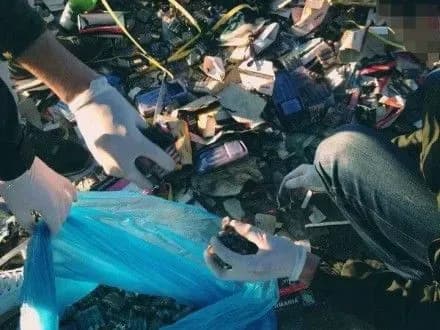 Одесити самостійно прибрали сміттєзвалище отруйних батарейок