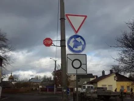 Рада зобов'язала пропускати на перехрестях авто, які вже рухаються по колу