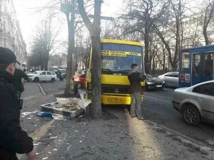 Маршрутка в Днепре влетела в дерево, есть пострадавшие