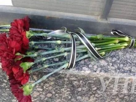 Одесити несуть квіти до Генерального консульства РФ