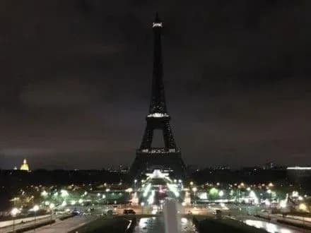 Ейфелева вежа загасла на знак жалоби за загиблими в Санкт-Петербурзі