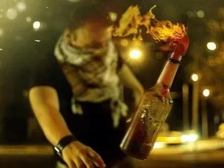 Невідомі кинули "коктейль Молотова" на подвір'я будинку в Полтаві