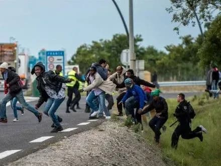 Пожежа у таборі мігрантів спалахнула у Франції