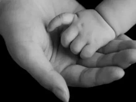 Меморіальна дошка на Харківщині впала на дитину і вбила її