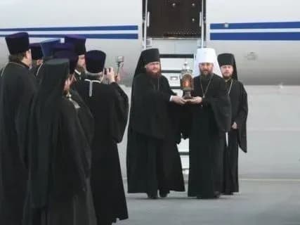 В Україну прибув Благодатний вогонь